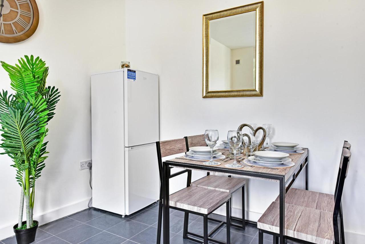 West Ealing Serviced Apts- 2 Bedroom 2 Bath Parking Near Station With Off Street Parking By 360Stays Exterior foto